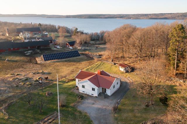 Sjögärde 1 med sjöutsikt och fyrbenta grannar.