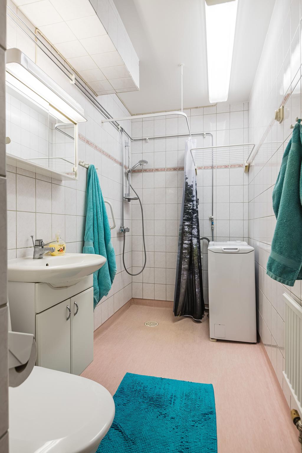 WC med dusch och tvättmaskin