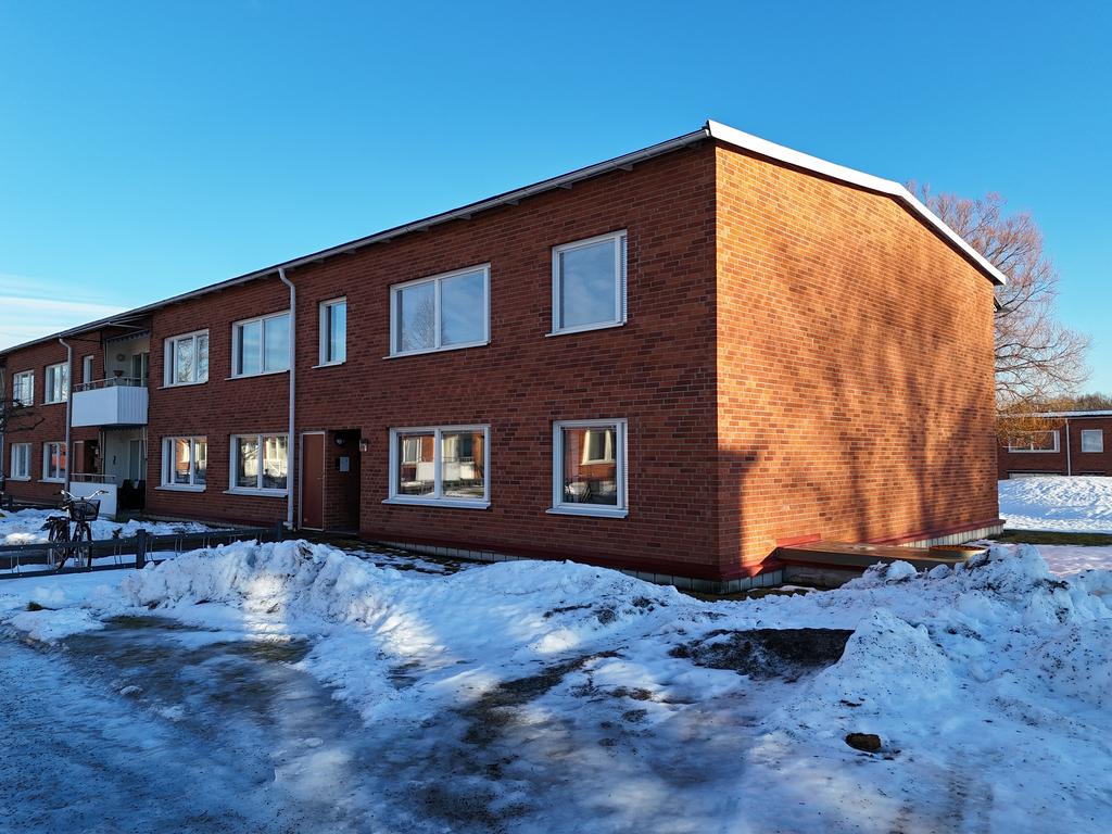 Entrén på huset. Hörnlägenhet i bottenplan.