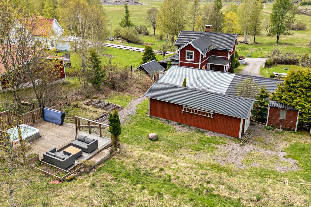 På höjden ovanför huset - med perfekt läge i kvällssolen - finns det en separat altan med spabad.