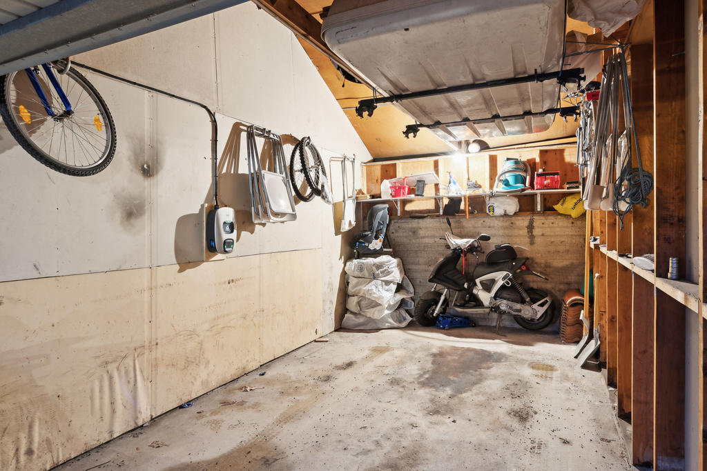 Garage med elbilsladdare