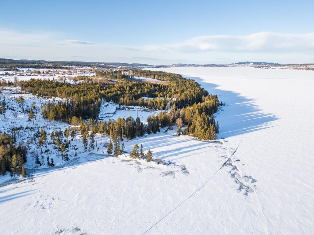 Vy över tomten och mot Frösön och Östersund 