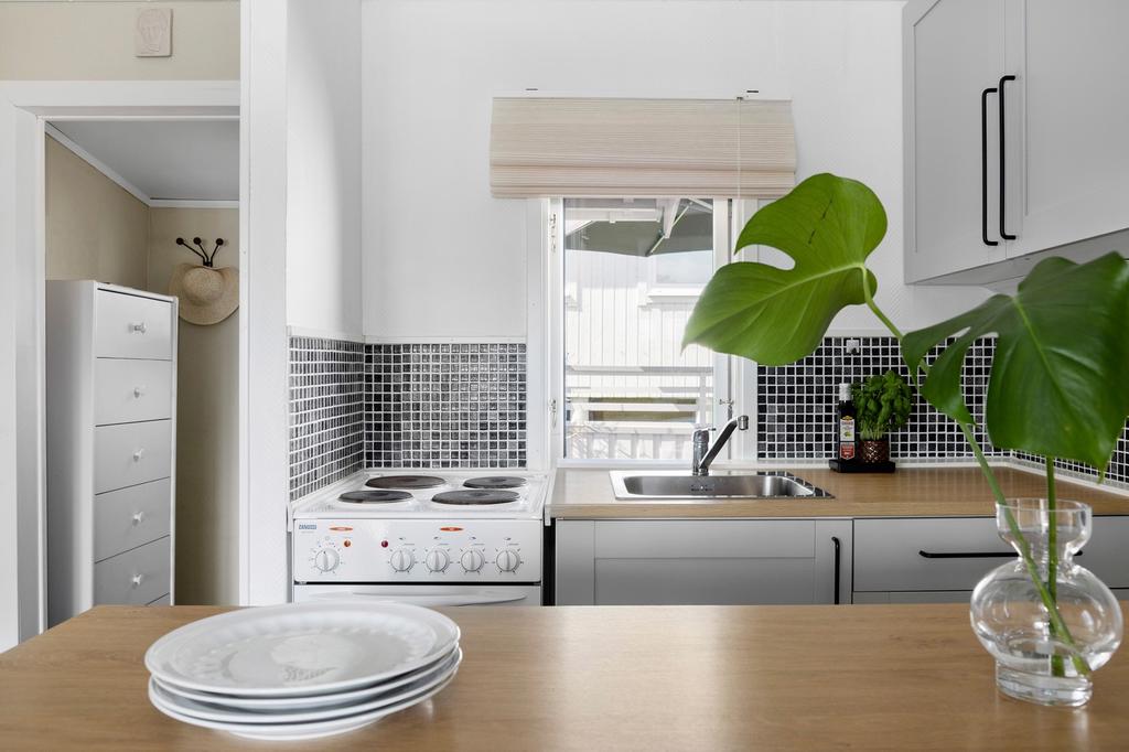Entréhall med klädförvaring. Köksön förenar kök och vardagsrum och låter ljuset flöda fritt