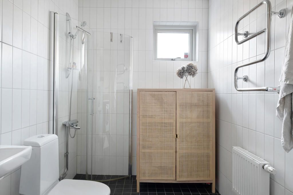 Badrum 1 med dusch på entréplan