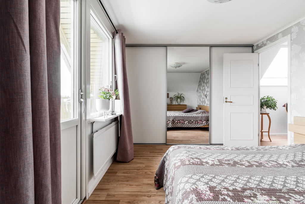 Sovrum 1 med utgång till balkong (övervåning)