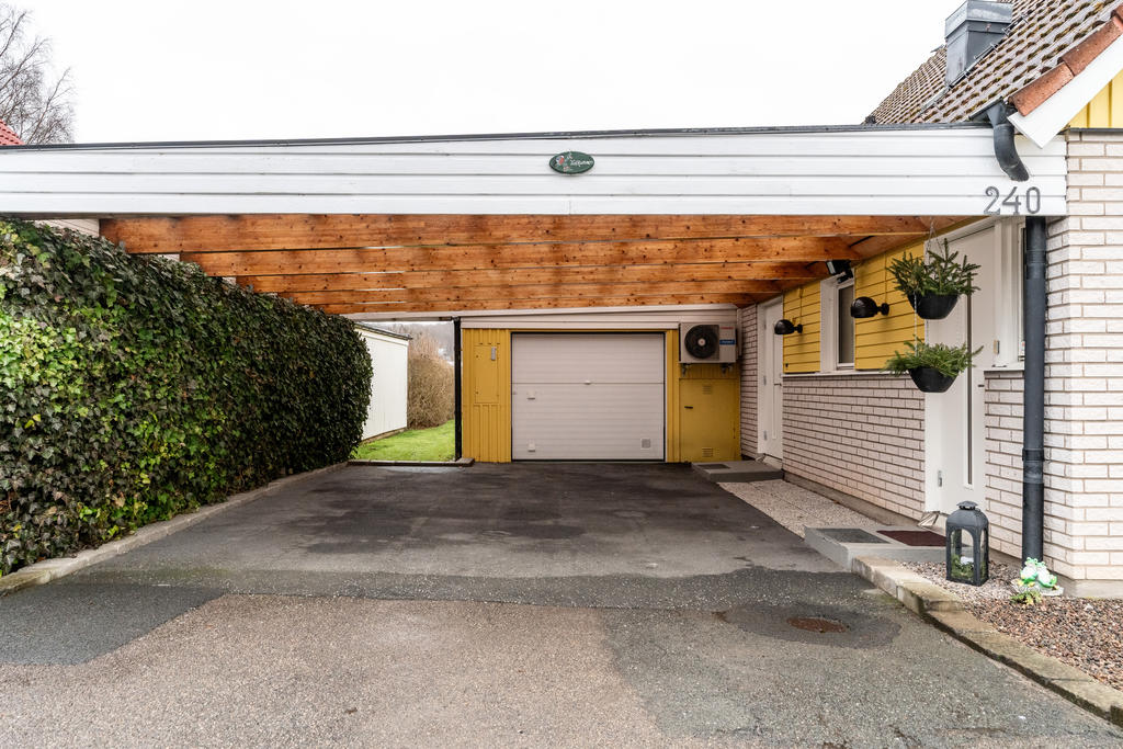 Stor carport & ett fint garage