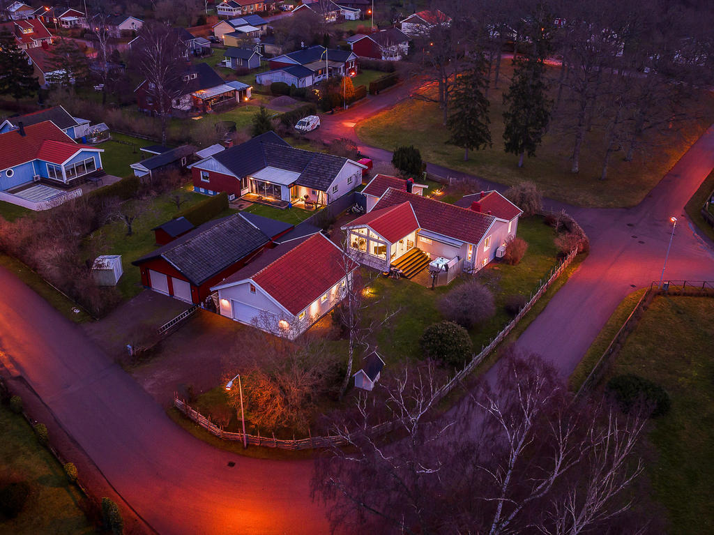 Fastigheten ligger intill ett grönområde i kvarteret, perfekt för att rasta barn eller hundar en stund!