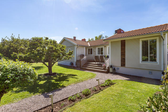 Inbjudande entré med uteplats