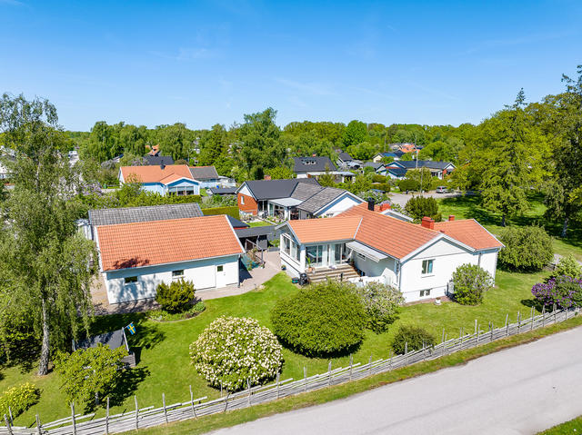 Tomten med granne till naturen