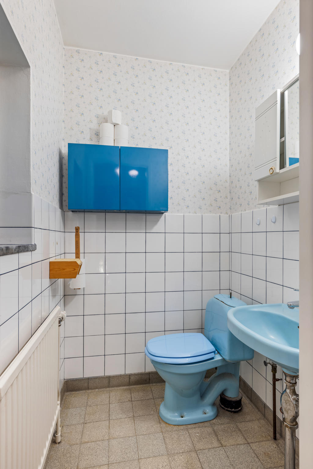 Toalett med wc och handfat