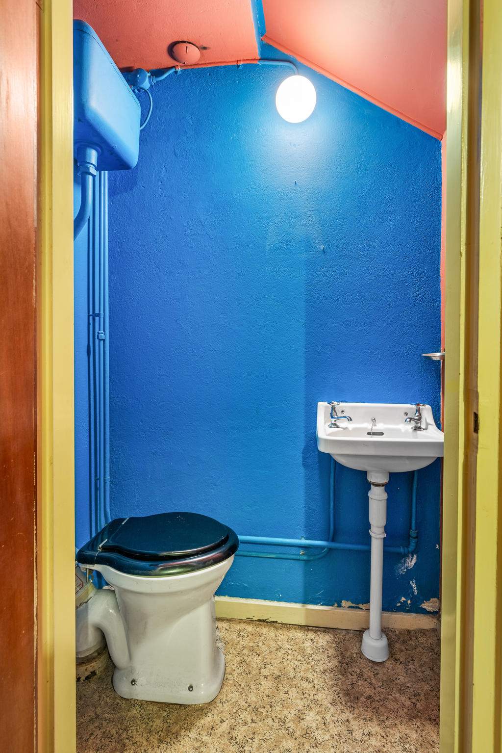 KÄLLARE: Toalett med wc och handfat