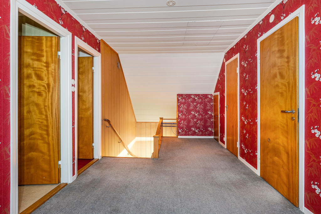 ÖV: Hall