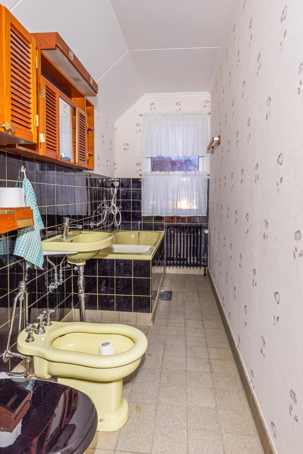 ÖV: Badrum med wc, handfat, bidé och badkar