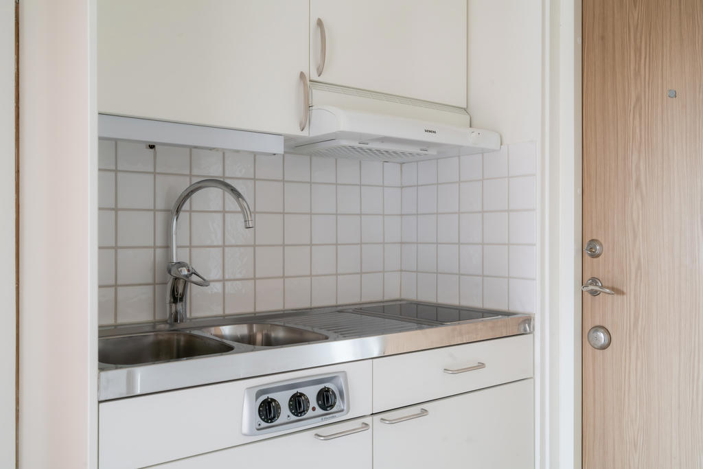 Fräscht minikök i vitt