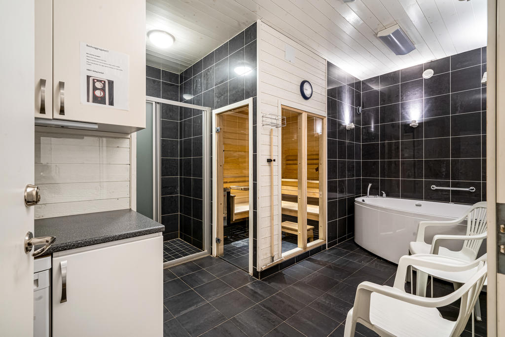 Gemensam SPA-avdelning i källaren med bastu och bubbelbadkar.