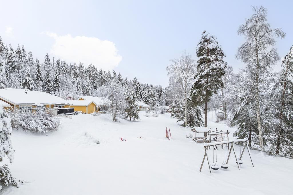 Grönområdet och lekparken bakom huset