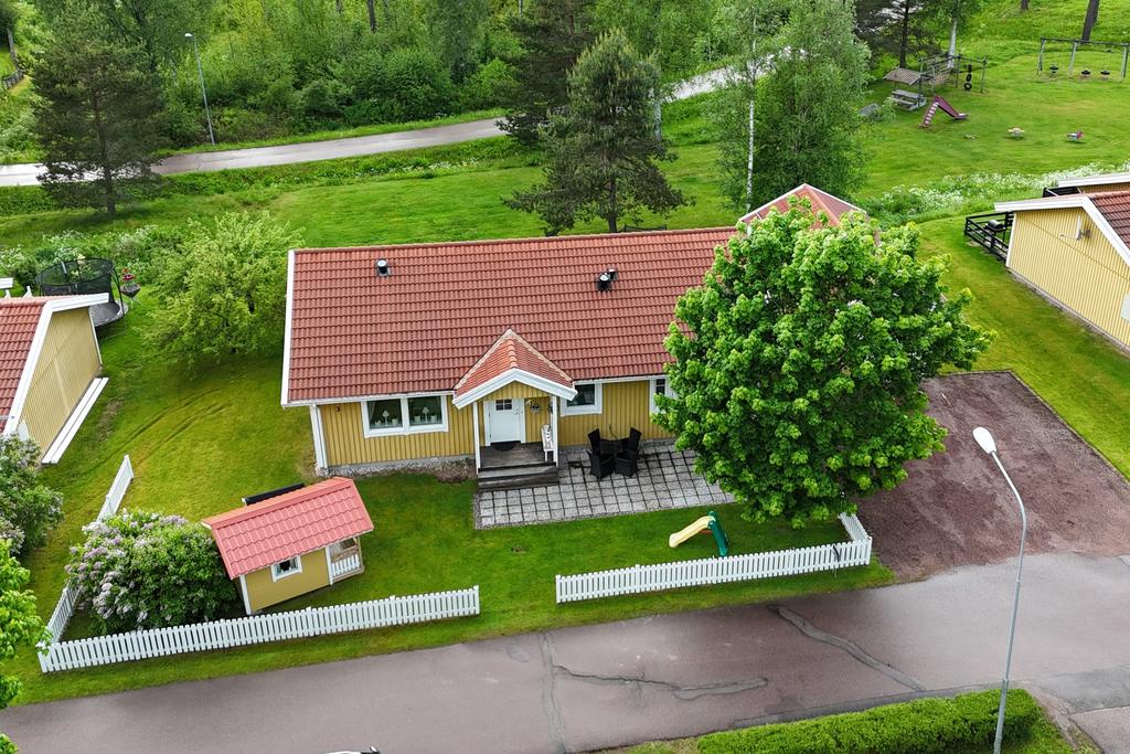 Välkommen till Stålmyrgattu 3! (lekstuga ingår ej)
