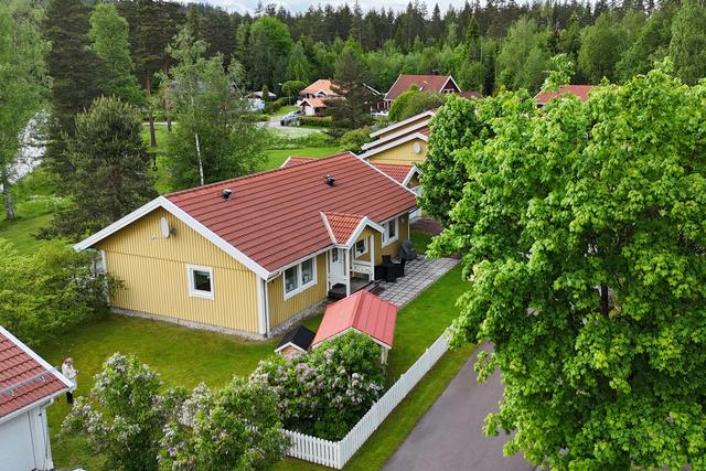 Praktisk bostadsrättsvilla i ett plan (lekstuga ingår ej)