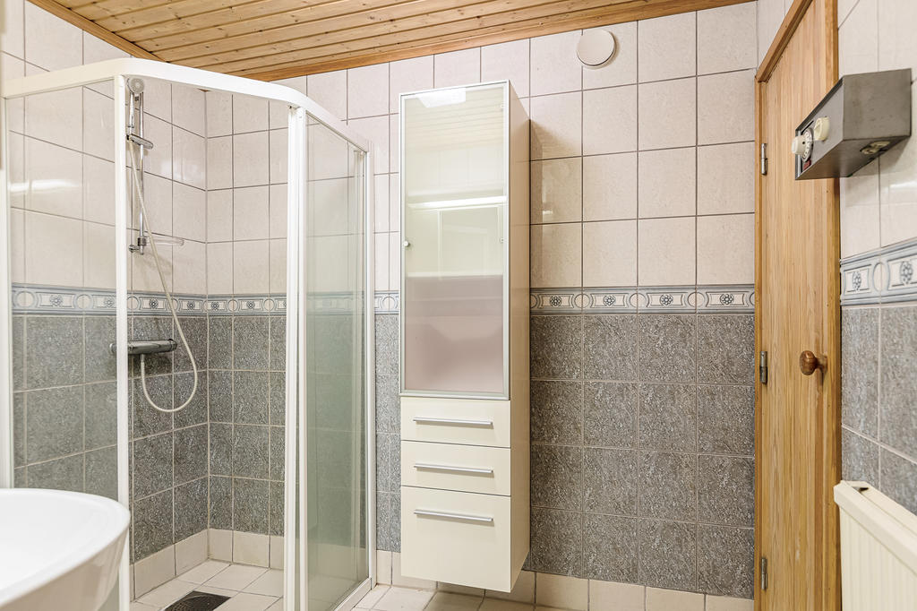 Duschrum i källare med bastu