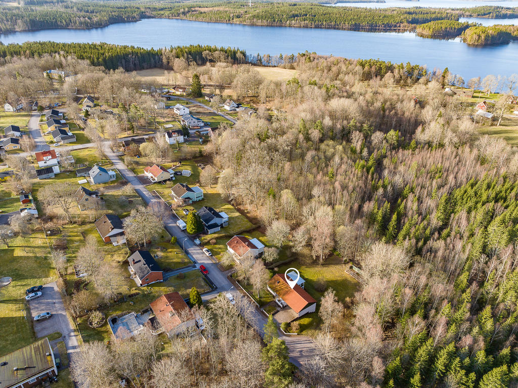 Villan har placering som sista hus vid lugn återvändsgata i avskilt läge, gränsande mot skog.