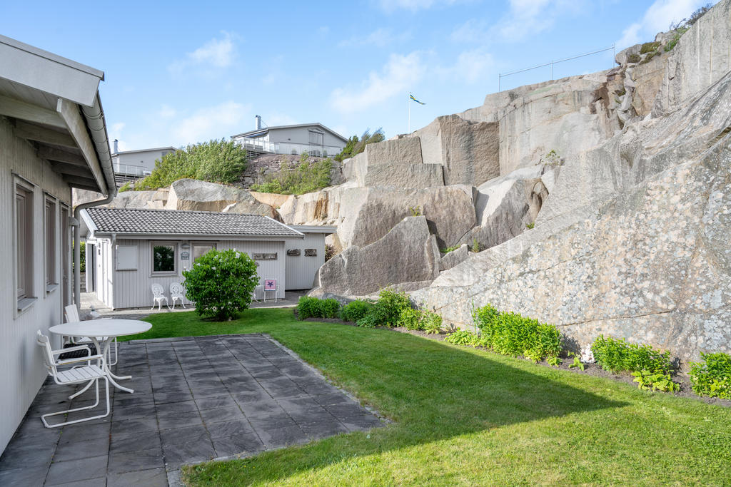Innergården med garage rakt fram och förråd bakom