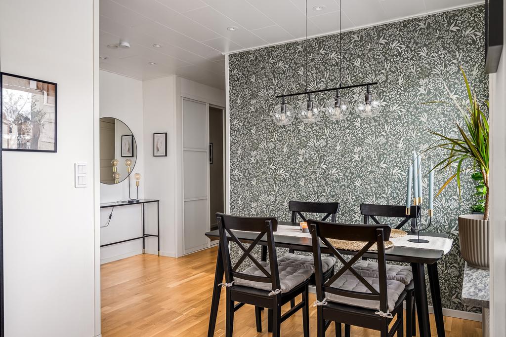 Matplats mot entréhall