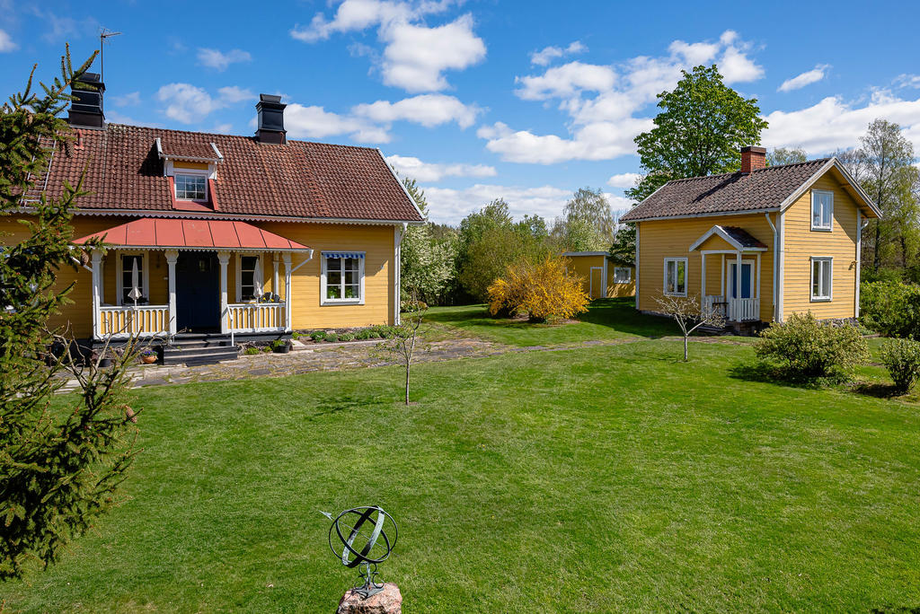 Till höger om huset ligger det f.d. telefonisthuset, används idag som förråd