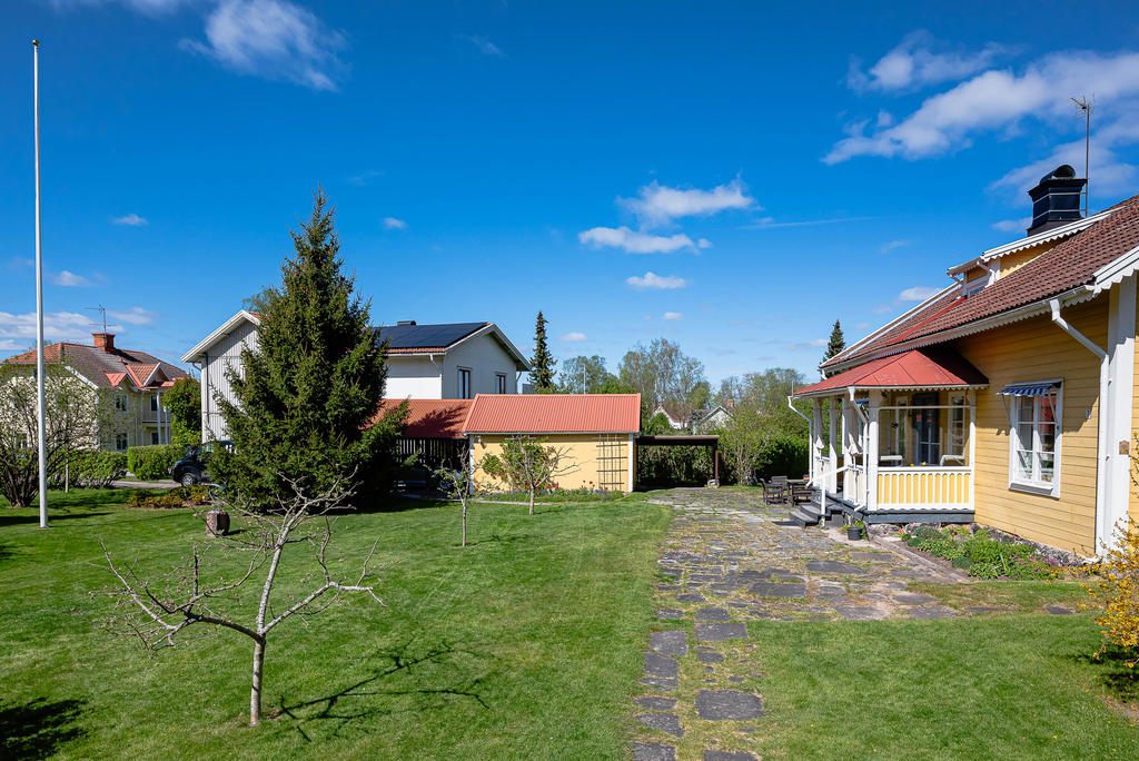 Flaggstång, carport och garage