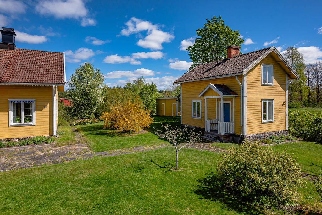 Bakom husknuten finns en uthuslänga för mer förvaring