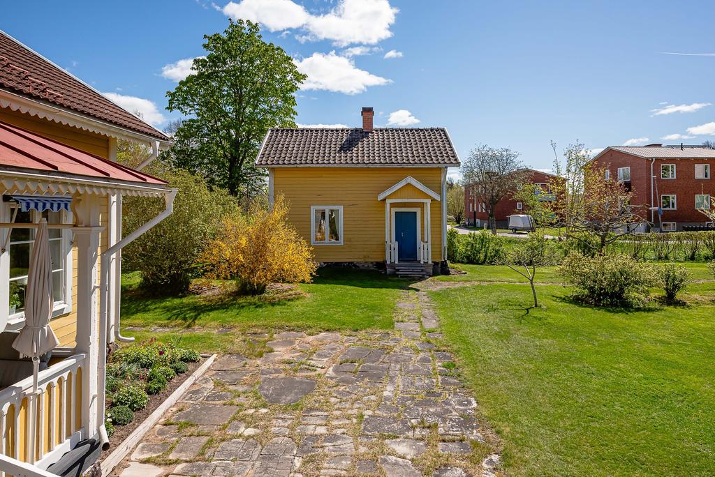 F.d telefonsithuset är som en liten bostad och kan omvandlas till gästhus