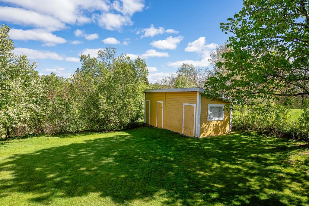 Uthus med flera förråd