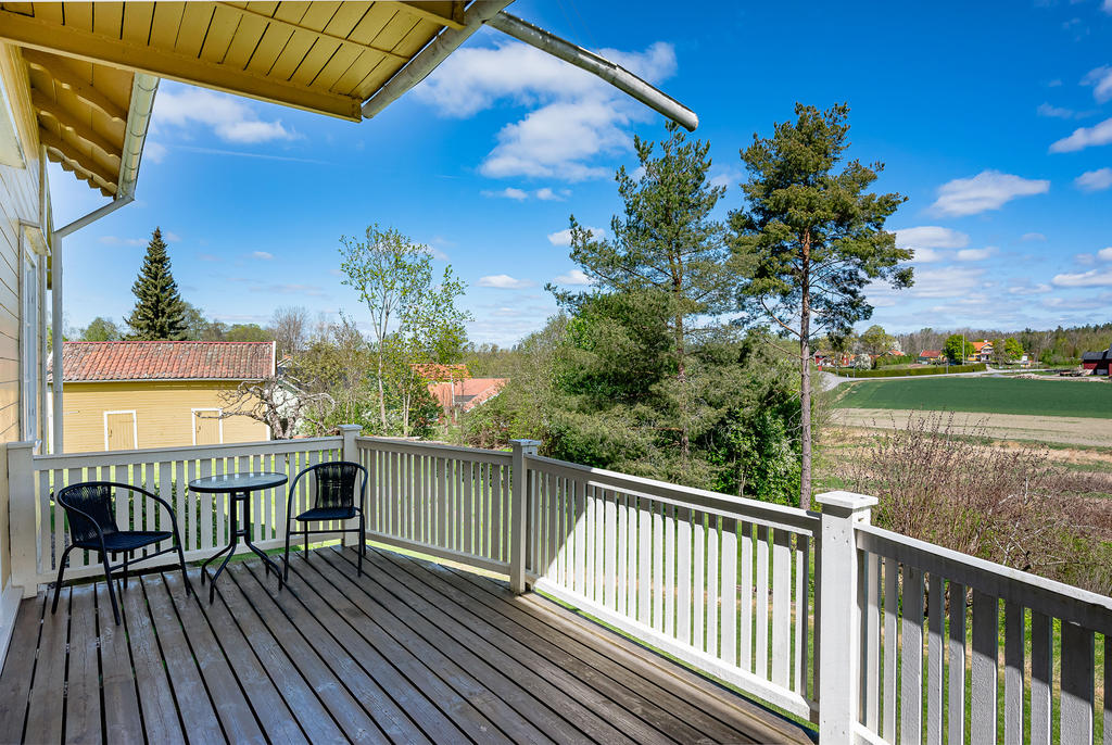 Altan på husets baksida med härlig utsikt