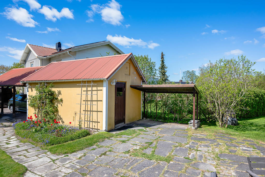 Carport, garage och taklagt cykelförråd