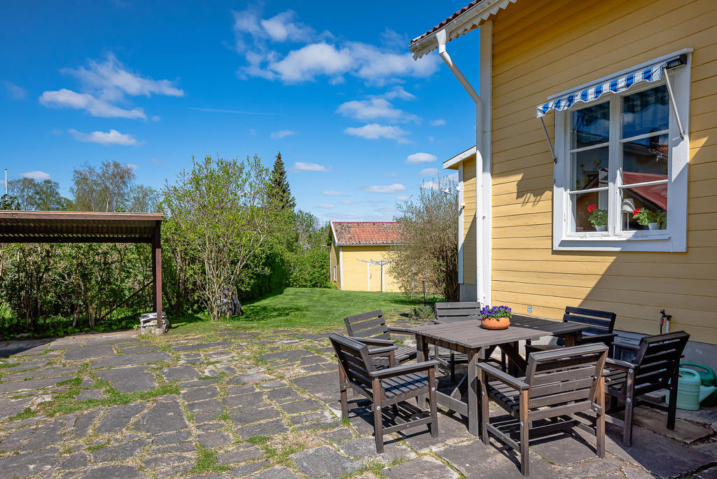 Öppen uteplats på husets framsida