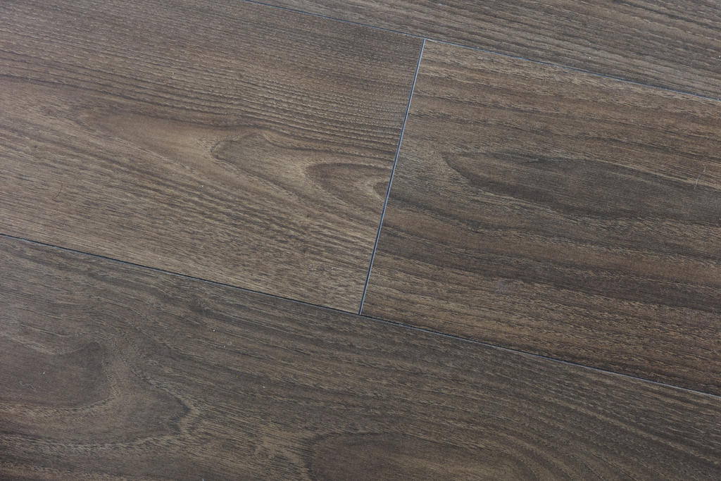 Mörkbrunt laminat