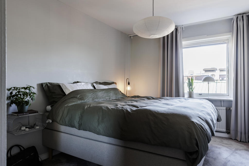 Insynsskyddat sovrum mitt i stan