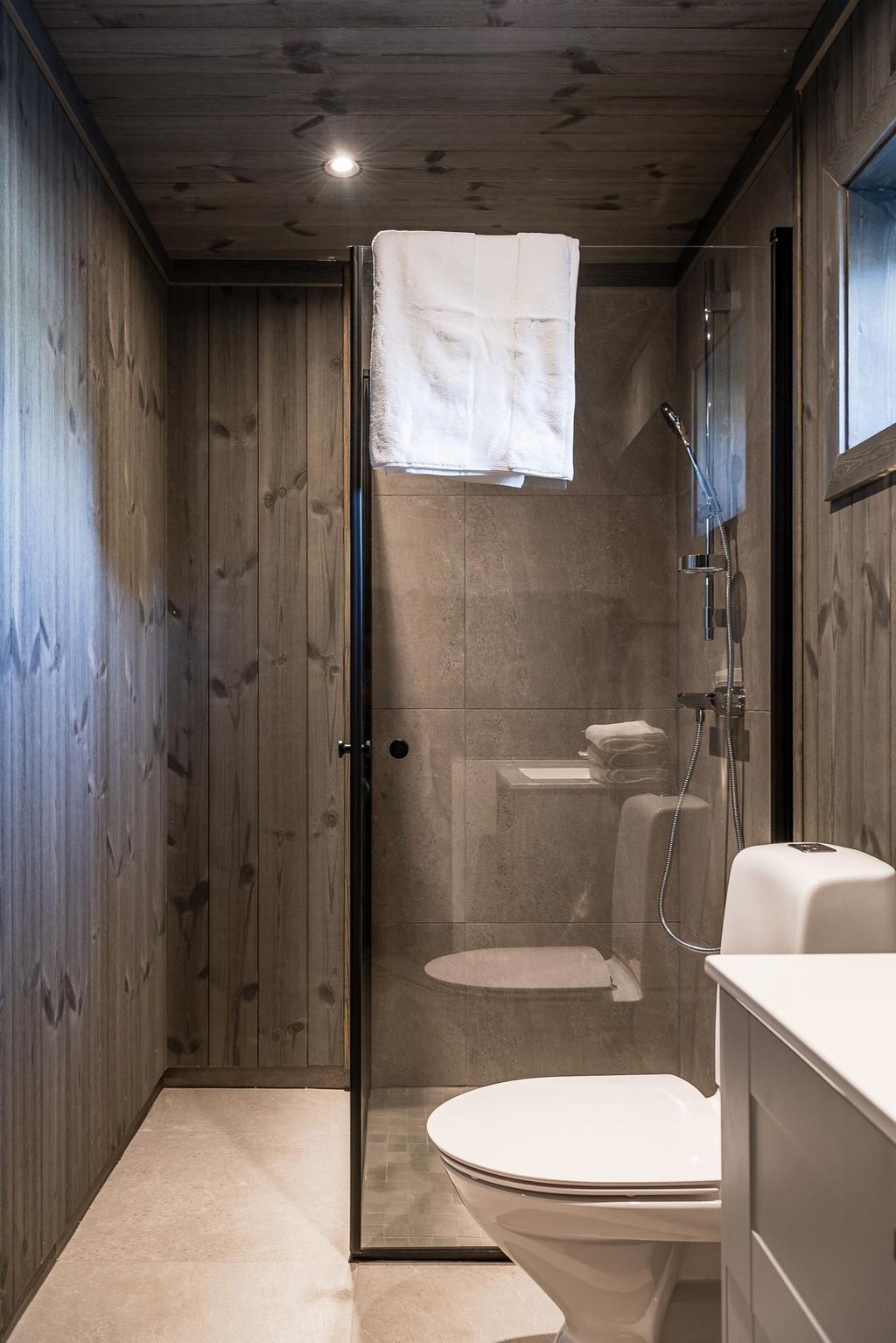 EXEMPELBILD färdig stuga. Observera att stugan på bilden kan vara extrautrustad. Det finns möjlighet som tillval att ha bastu i badrummet.