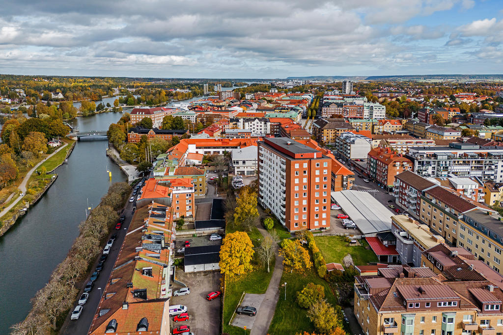 Ett stenkast från kanalen ligger Brf Ormen med adress Nygatan 3