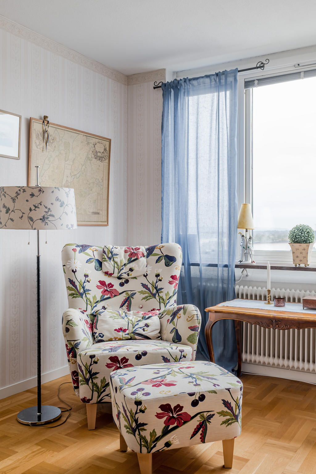 Mysig läshörna framför fönstret