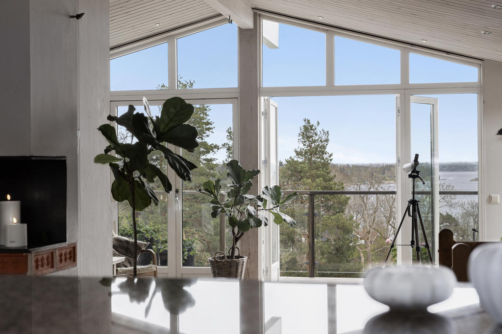 Stora fönsterpartier och slående takhöjd