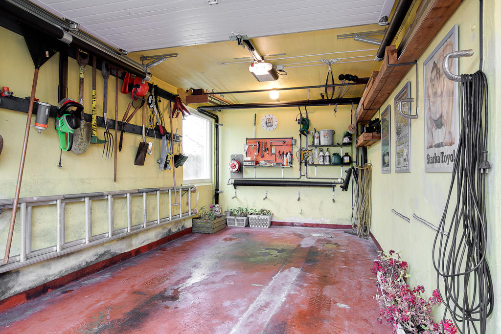 Garage med fjärrstyrd port