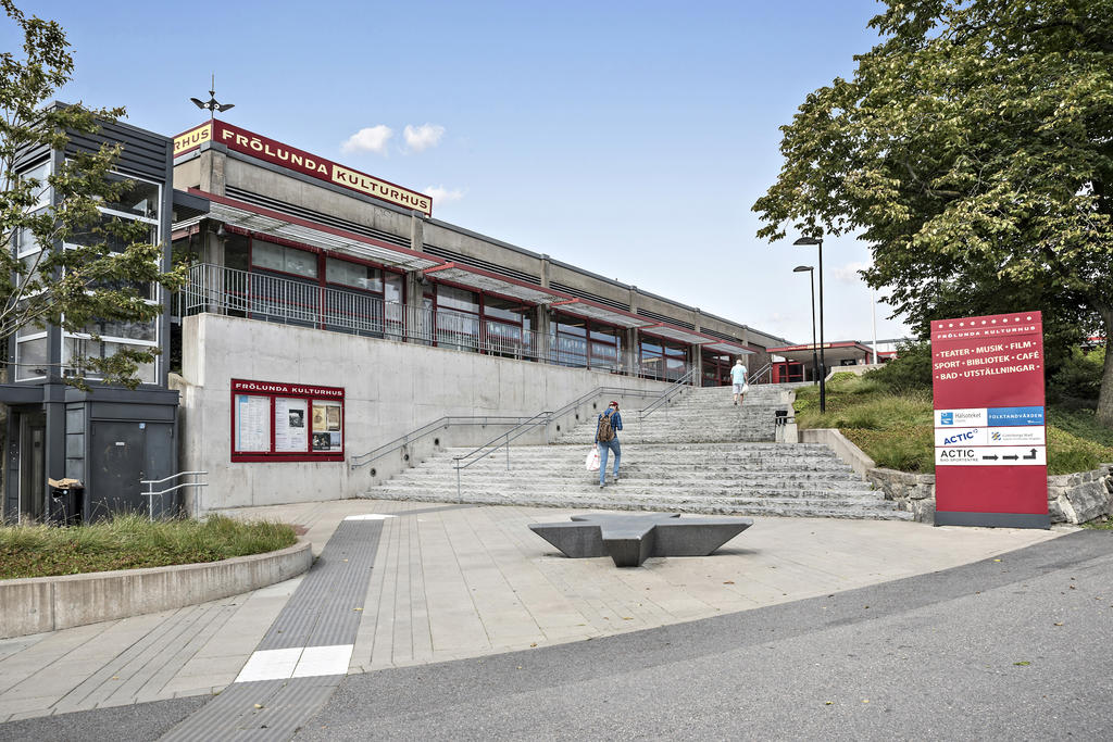 Närhet till Frölunda Kulturhus med bad, biograf och bibliotek.