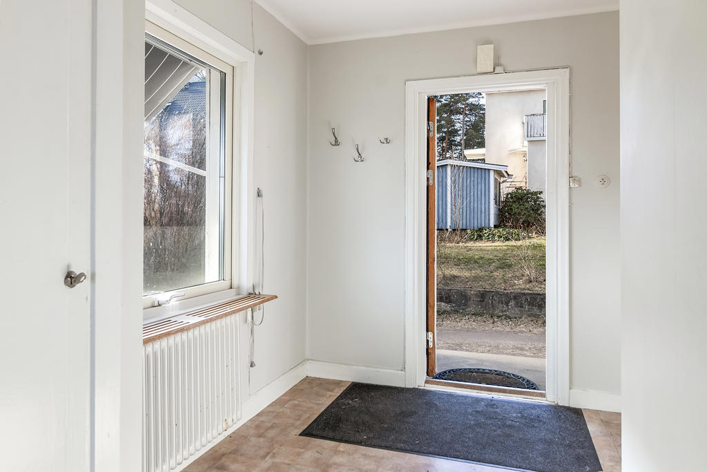 Entré till lägenhet Åsgatan 4 - nedre plan.