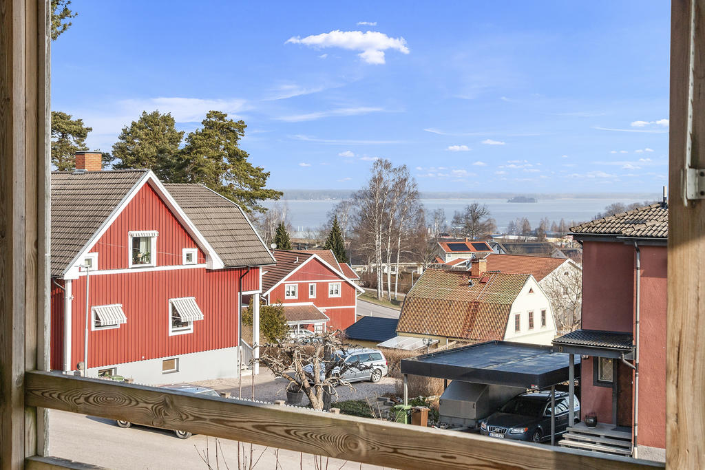 Utsikt från balkongen mot Mälaren. Åsgatan 4 - nedre plan.