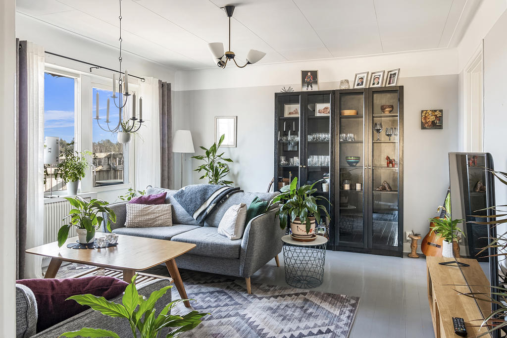 Vardagsrum med utgång till balkong. Åsgatan 6 - övre plan.