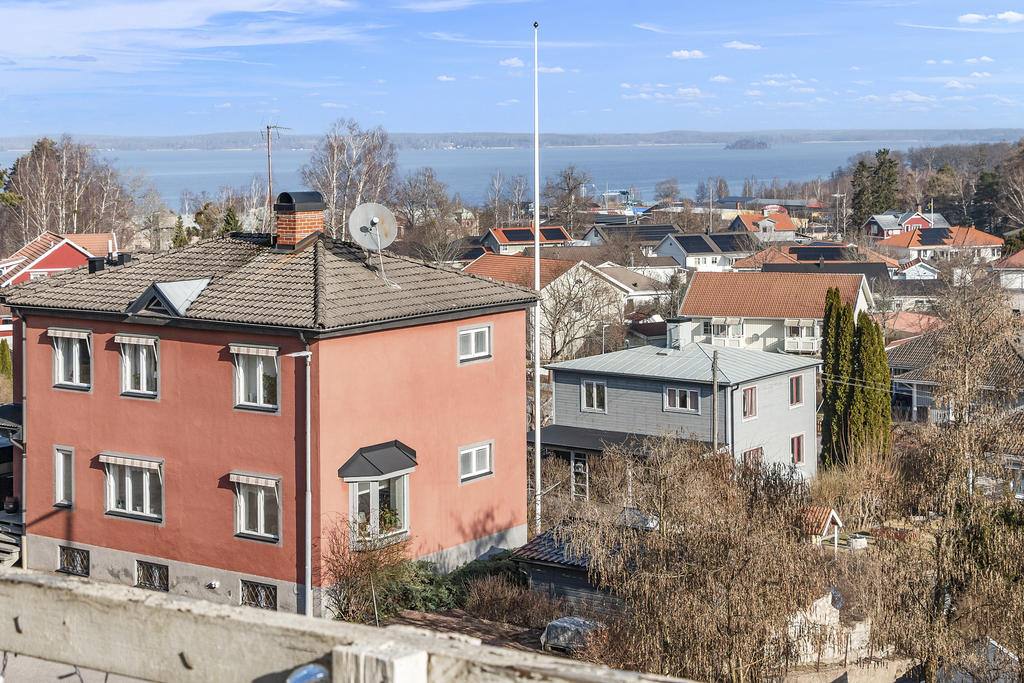 Vacker utsikt mot Mälaren. Åsgatan 6 - övre plan.