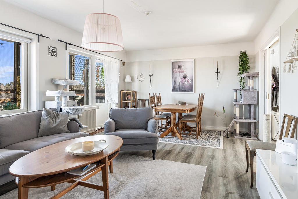 Vardagsrum med utgång till balkong. Åsgatan 6 - nedre plan.