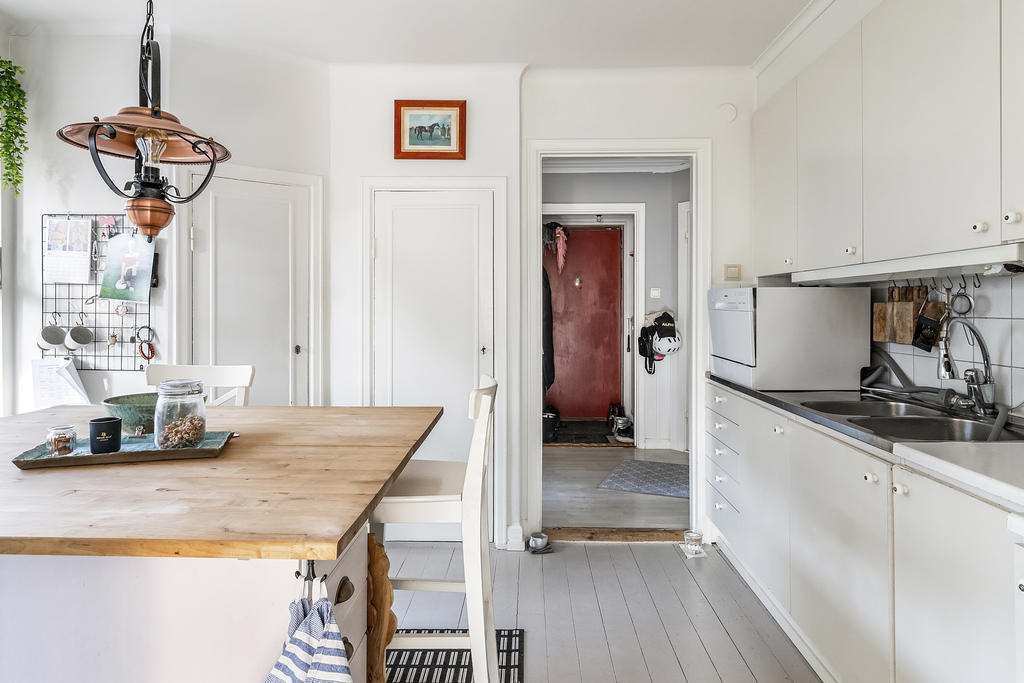 Kök mot hall/entré. Åsgatan 6 - nedre plan.