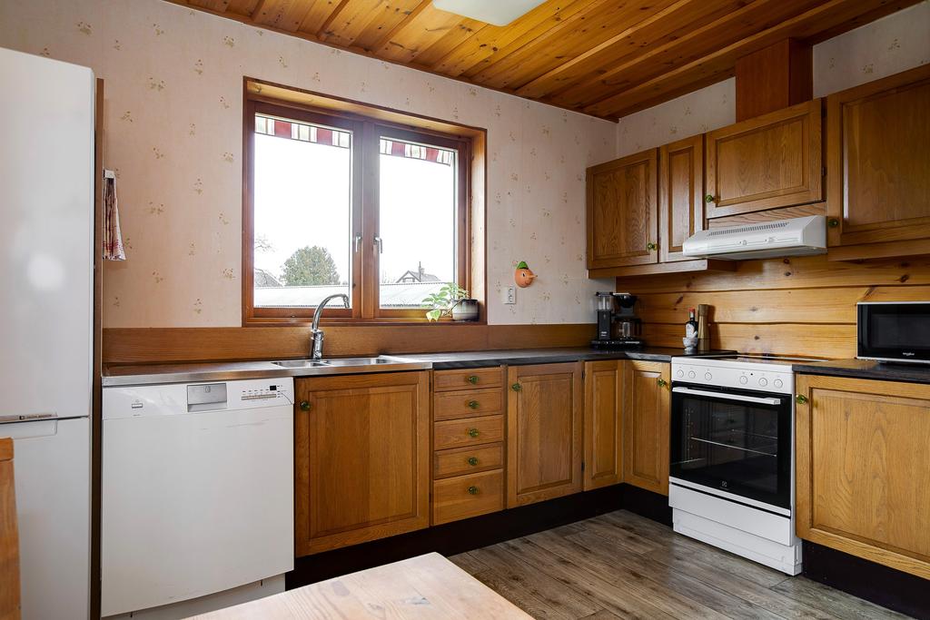 Kök med diskmaskin och gott om tillagningsyta