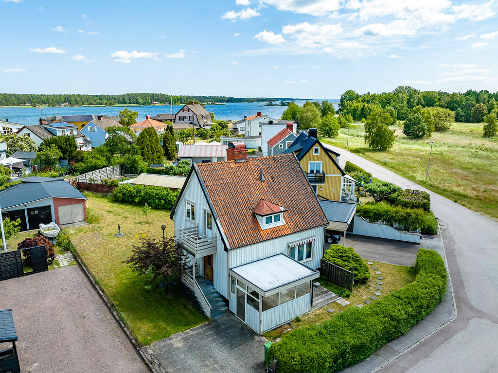Fastighet med garage, carport och vattenburen värme